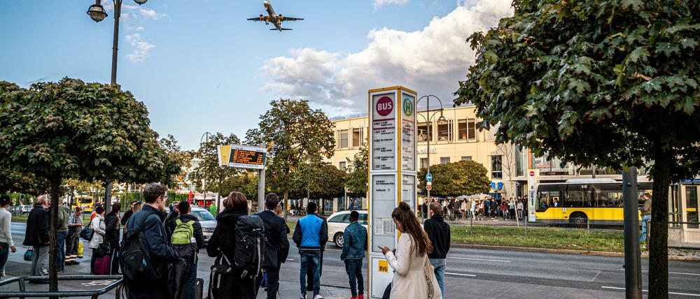 Haltestelle mit Fernweh: Noch bis Sonntag fährt der 128er vom Kurt-Schuhmacher-Platz zum Flughafen Tegel.  
