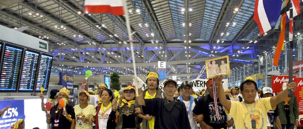 Demonstranten an Bangkoks Flughafen