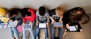 Im halben Dutzend. Schüler einer 7. Klasse lernen mit iPads im Matheunterricht an einer Oberschule in der Region Hannover.