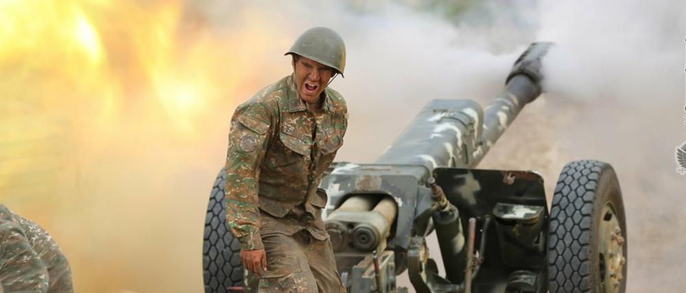 Das Foto, das vom armenischen Verteidigungsministerium zur Verfügung gestellt wurde, zeigt einen Soldaten der armenischen Armee beim Abfeuern einer Kanone.