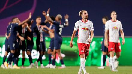 Traurig schlichen die Fußballer von RB Leipzig vom Rasen.