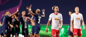 Traurig schlichen die Fußballer von RB Leipzig vom Rasen.