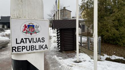 Ein Grenzpfeiler mit der Aufschrift ·Republik Lettland· steht an der lettischen Grenze. Foto