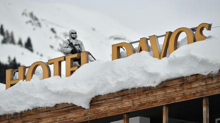 Hotels profitieren vom Rummel in Davos, die Gemeinde kostet die Veranstaltung eine Menge. Ein Großaufgebot an Polizei und Soldaten schützt die Prominenz. 