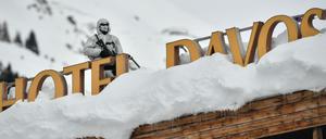 Hotels profitieren vom Rummel in Davos, die Gemeinde kostet die Veranstaltung eine Menge. Ein Großaufgebot an Polizei und Soldaten schützt die Prominenz.