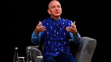 Amazon-Chef Jeff Bezos soll 2018 von Kronprinz bin Salman ausspioniert worden sein. Das berichtet der „Guardian“.