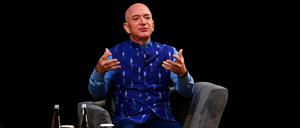 Amazon-Chef Jeff Bezos soll 2018 von Kronprinz bin Salman ausspioniert worden sein. Das berichtet der „Guardian“.