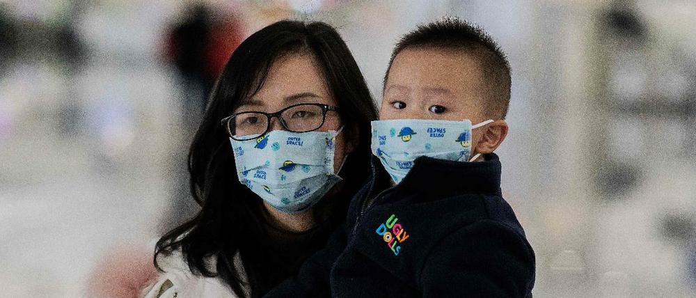 Flughafen in Peking: Viele Reisende in China tragen Gesichtsmasken.