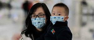 Flughafen in Peking: Viele Reisende in China tragen Gesichtsmasken.