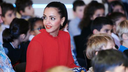 Sawsan Chebli (SPD), Staatssekretärin für Bürgerschaftliches Engagement und Internationales in der Berliner Senatskanzlei, sitzt mit vielen Schülerinnen und Schülern als Gast in einer Schulaufführung. Chebli ist im fünften Monat schwanger.