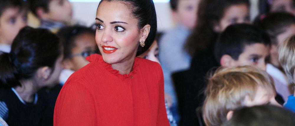 Sawsan Chebli (SPD), Staatssekretärin für Bürgerschaftliches Engagement und Internationales in der Berliner Senatskanzlei, sitzt mit vielen Schülerinnen und Schülern als Gast in einer Schulaufführung. Chebli ist im fünften Monat schwanger.