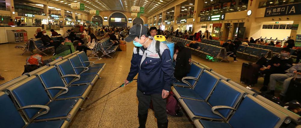 Desinfektionsmaßnahmen an einem Bahnhof in Wuhan