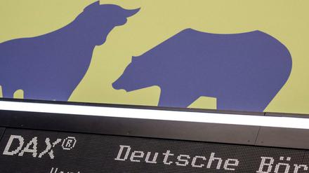 Bulle und Bär sind über der Dax-Kurve in der Börse (Archivbild) 