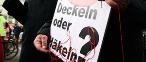 "Deckeln oder Häkeln", ist offenbar nicht mehr die Frage. Die Antwort lautet: selber klagen. (Archivfoto von einer Mieterdemonstration im Oktober 2019) 