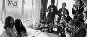 John Lennon und Yoko Ono empfangen am 25. März 1969 Journalisten zum "Bed-in" im Hilton in Amsterdam.
