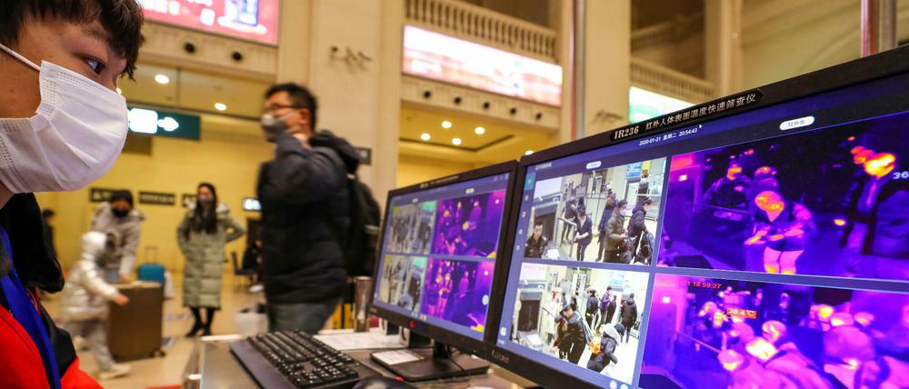 Kampf gegen das Coronavirus: Temperaturdetektoren an einem Bahnhof in Wuhan