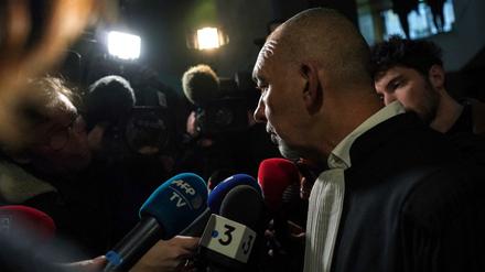 Frederic Doyez, Anwalt des französischen Pfarrers Preynat, vor dem Gerichtsgebäude. Das öffentliche Interesse ist groß. 