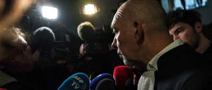 Frederic Doyez, Anwalt des französischen Pfarrers Preynat, vor dem Gerichtsgebäude. Das öffentliche Interesse ist groß.