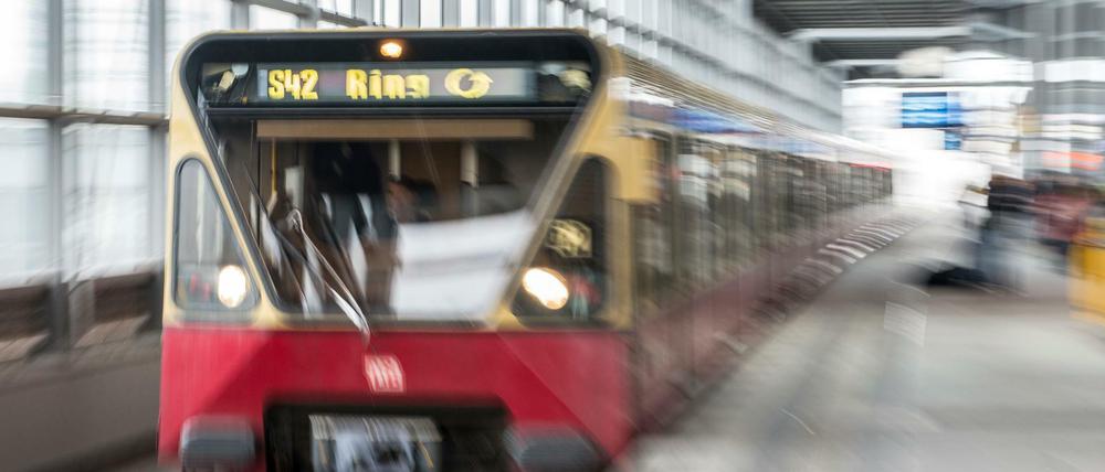 Ring unterbrochen. Bei der S-Bahn gibt es eine Großstörung.