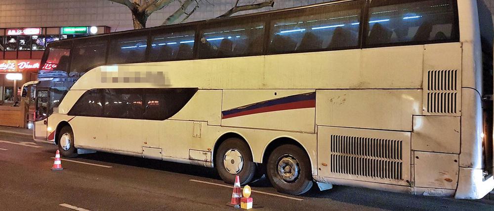 Der weiße Reisebus wurde in der Nähe des ZOB aufgehalten. Er war völlig verrostet und durfte nicht mehr weiterfahren.