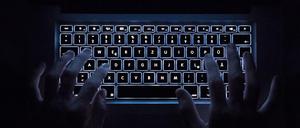 Illustration: Die beleuchtete Tastatur eines Notebooks (Szene gestellt). So stellen sich Menschen also das Darknet vor.