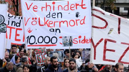 Kurdische Jesiden demonstrieren am 25.10.2014 in Oldenburg gegen die Terrororganisation Islamischer Staat (IS).