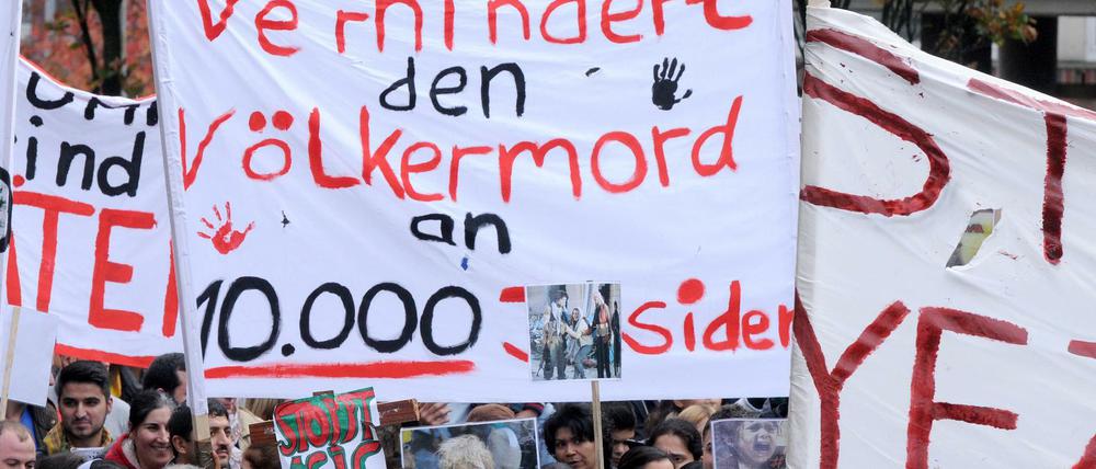 Kurdische Jesiden demonstrieren am 25.10.2014 in Oldenburg gegen die Terrororganisation Islamischer Staat (IS).