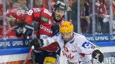 Berlins James Sheppard (l.) kämpft gegen Alex Friesen um den Puck.