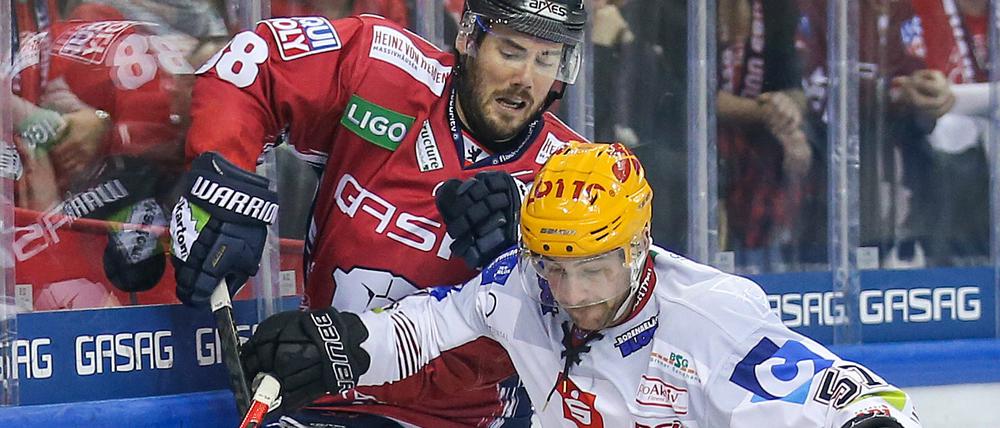 Berlins James Sheppard (l.) kämpft gegen Alex Friesen um den Puck.