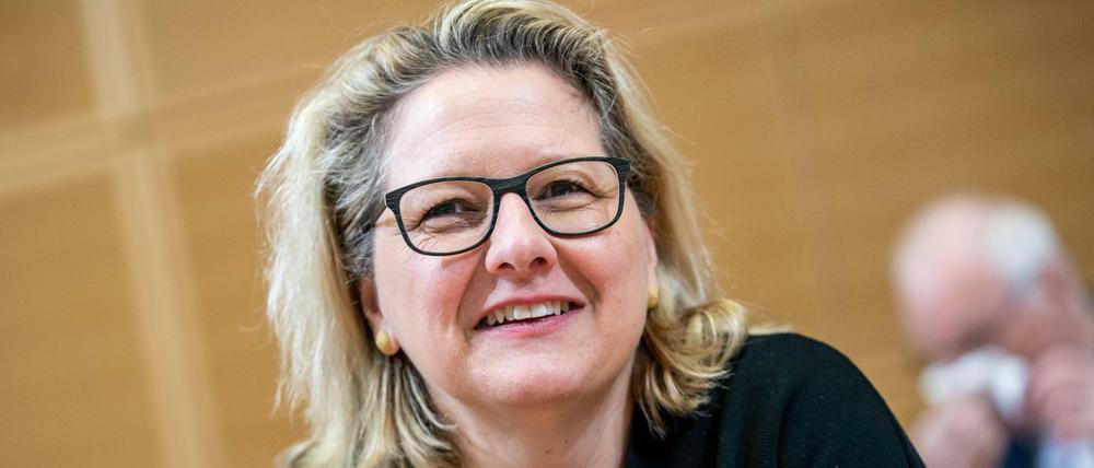Bundesministerin für Umwelt, Naturschutz und nukleare Sicherheit, wartet auf den Beginn der Sitzung des SPD-Bundesvorstands im Willy-Brandt-Haus.