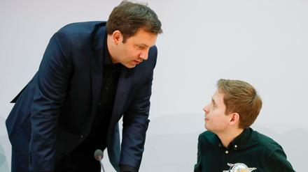 Lars Klingbeil (l) im Gespräch mit Kevin Kühnert. 
