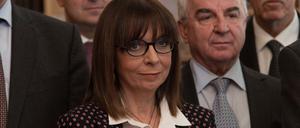 Ekaterini Sakellaropoulou, die neue Staatspräsidentin Griechenlands, mit den Parlamentspräsidenten des Landes nach ihrer Wahl.