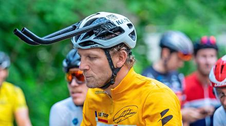 Andreas Müller ist schon ein lustiger Vogel. Für ein Spaß-Zeitfahren im Juni 2019 auf der Berliner Havelchaussee hat er sich einen besonders aerodynamischen Helm gebastelt.