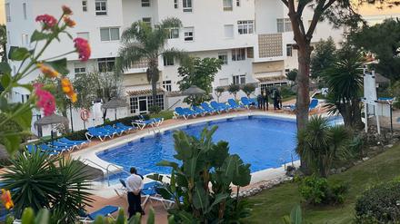 Zivilschutztaucher arbeiten an einem Schwimmbad in der Ferienanlage Club La Costa World in der Nähe von Malaga. Während ihres Urlaubs an der Costa del Sol sind ein Mädchen, sein großer Bruder und sein Vater an Heiligabend im Pool einer Hotelanlage ertrunken.