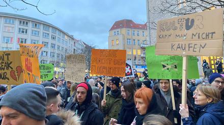 Mit Transparenten treten die Teilnehmer für den Erhalt der Clubkultur in Berlin ein.