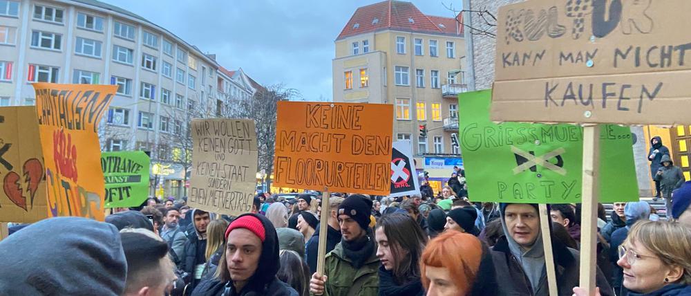 Mit Transparenten treten die Teilnehmer für den Erhalt der Clubkultur in Berlin ein.