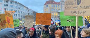 Mit Transparenten treten die Teilnehmer für den Erhalt der Clubkultur in Berlin ein.
