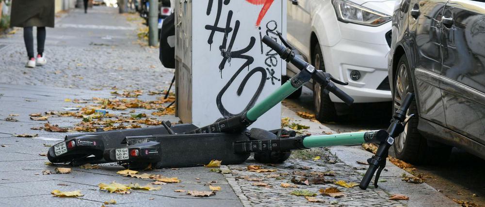 Chaos auf den Gehwegen: Ausgewiesene Parkflächen für Roller sollen Abhilfe schaffen