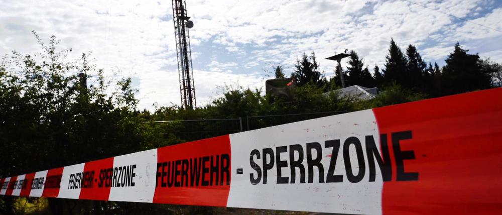 Weiträumig abgesperrt ist die Unglücksstelle rund um einen Funkmast auf dem Hohen Meissner in Nordhessen.