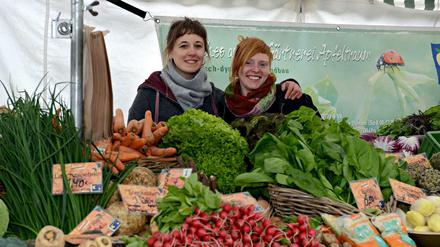 Bio aus Brandenburg: Anne Luther und Marlene Vondran verkaufen in Berlin Produkte der Gärtnerei Apfeltraum aus Müncheberg (Archivbild von 2014). 