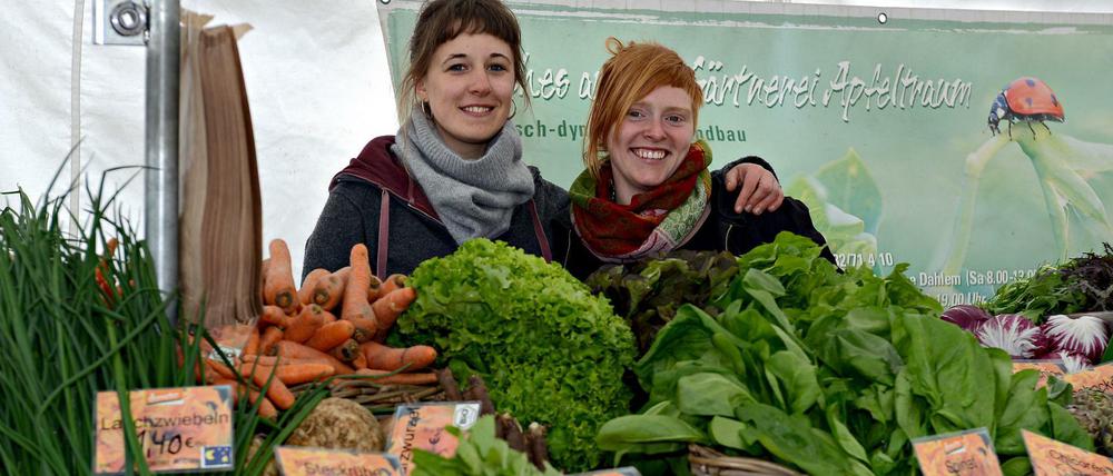 Bio aus Brandenburg: Anne Luther und Marlene Vondran verkaufen in Berlin Produkte der Gärtnerei Apfeltraum aus Müncheberg (Archivbild von 2014).