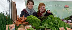 Bio aus Brandenburg: Anne Luther und Marlene Vondran verkaufen in Berlin Produkte der Gärtnerei Apfeltraum aus Müncheberg (Archivbild von 2014). 