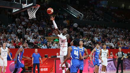 Nah dran. Dennis Schroeder geht zum Korb.