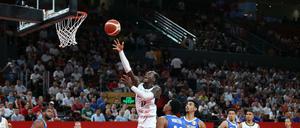 Nah dran. Dennis Schroeder geht zum Korb.