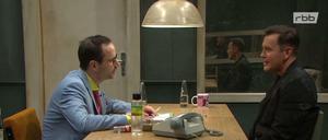 Erst mal eene roochen. Kurt Krömer (links) mit Jürgen Höller im Frageverhör.