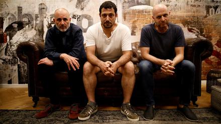 Haben bei der umstrittenen TV-Serie "Our Boys" Regie geführt. Die Israelis Hagai Levi (links) und Joseph Cedar (rechts) und der Palästinenser Tawfik Abu Wael. 