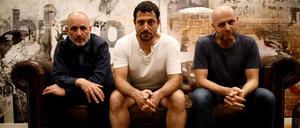 Haben bei der umstrittenen TV-Serie "Our Boys" Regie geführt. Die Israelis Hagai Levi (links) und Joseph Cedar (rechts) und der Palästinenser Tawfik Abu Wael.