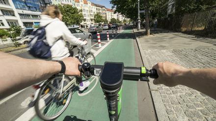 Zuweilen wackeliger Spaß: E-Tretroller fahren am besten auf ebener Fläche.