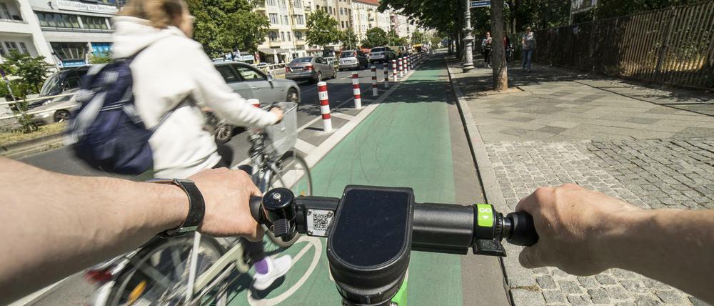 Zuweilen wackeliger Spaß: E-Tretroller fahren am besten auf ebener Fläche.
