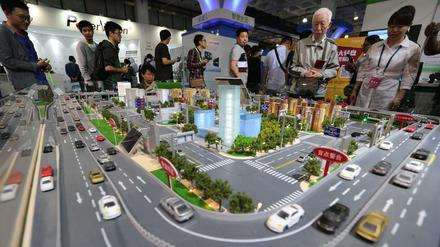 Smart Cities in China sind Gegenstand eines der geförderten Berliner Projekte. Hier Besucher einer High-Tech-Messe in Peking.
